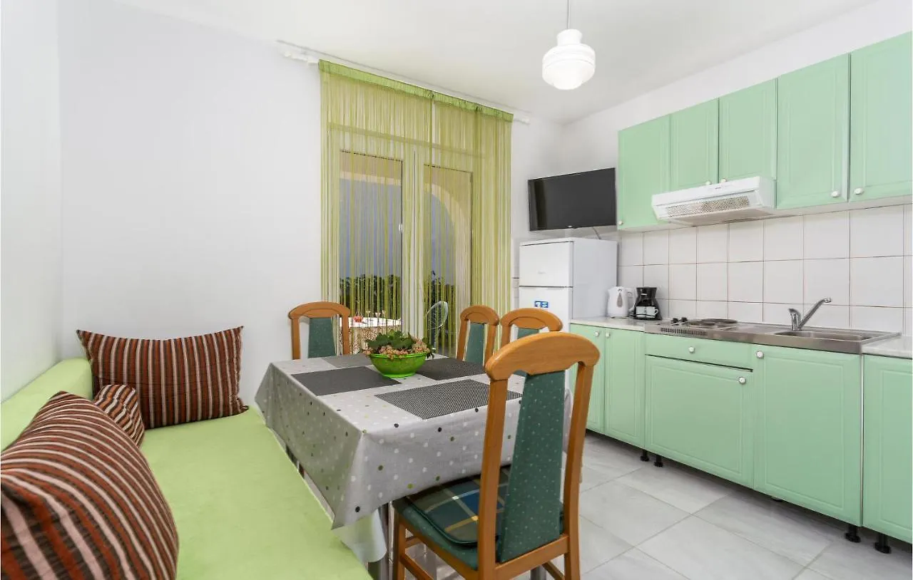 Beautiful Apartment In Jurandvor With Kitchen